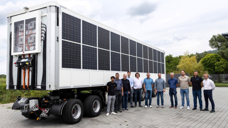 Der im Förderprojekt entwickelte evTrailer2 wurde am Ende der Projektlaufzeit in einem gemeinsamen Abschlusstreffen beim Unternehmen CuroCon im Konsortium präsentiert. Auf dem Bild zu sehen ist der Trailer mit Solarpaneelen auf den Seitenflächen und daneb