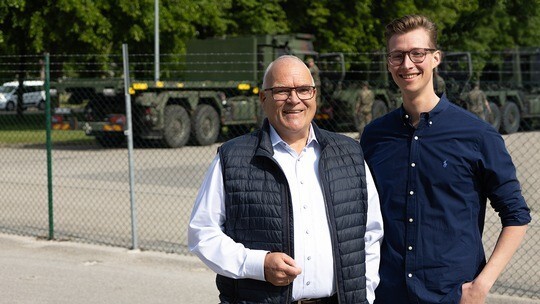 Fernride geht den Schritt Richtung Verteidigungslogistik: Neues Beiratsmitglied Thomas Müller, Ex-CEO Hensoldt mit FERNRIDE CO-Founder und CEO Hendrik Kramer (von li. nach re.)