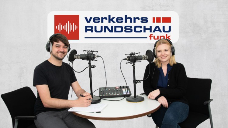 Fabian Faehrmann und Stefanie Schuhmacher mit Kopfhörern vor Schriftzug VerkehrsRundschau Funk