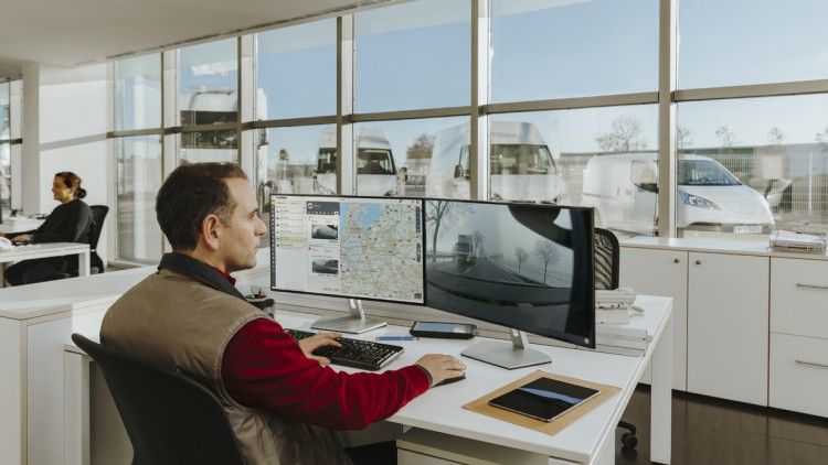 Flottenmanager vor KI-gestützter Videotelematik von Webfleet