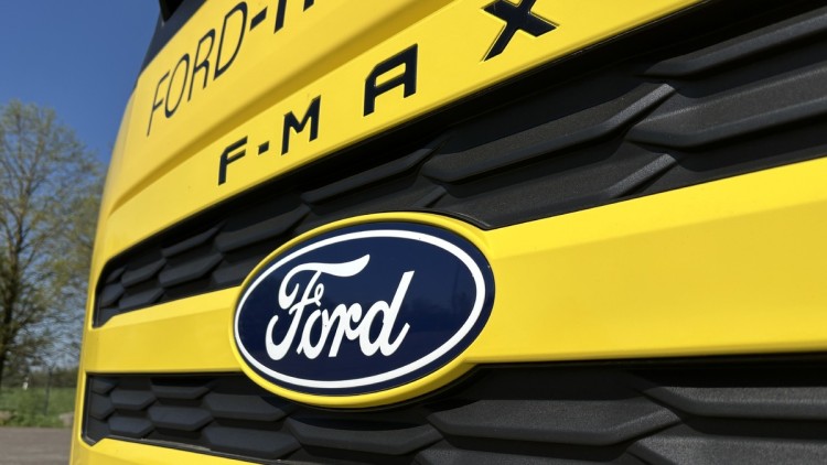 Großaufnahme des Ford-Logos an der Front des neuen Ford F-Max Gen 2.0 