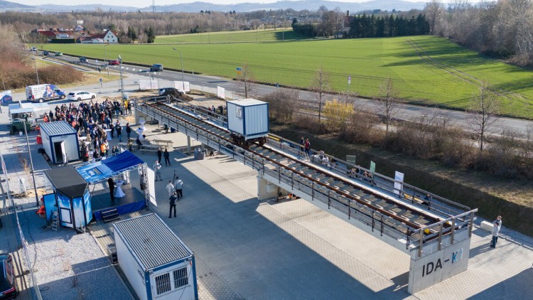 Die mit über 200 Sensoren ausgestattete Testbrücke aus der Vogelperspektive