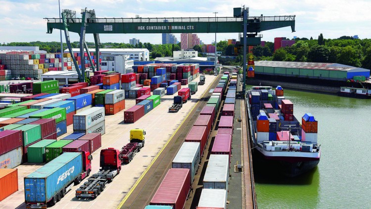 Das Containerterminal der HGK Logistics and Intermodal im Niehler Hafen in Köln