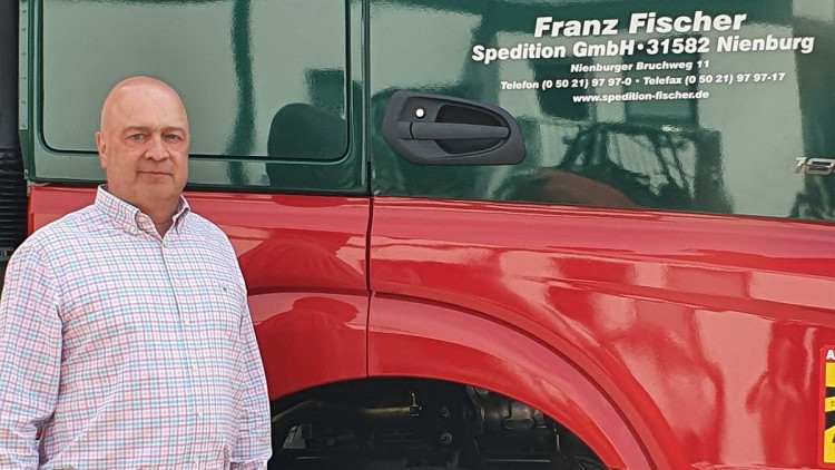 Franz Fischer vor seinem Lkw