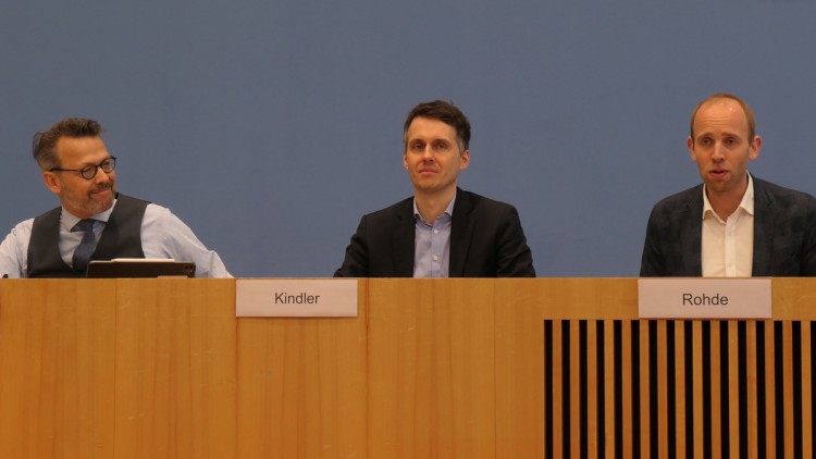 Otto Fricke, Sven-Christian Kindler und Dennis Rohde in der Bundespressekonferenz 