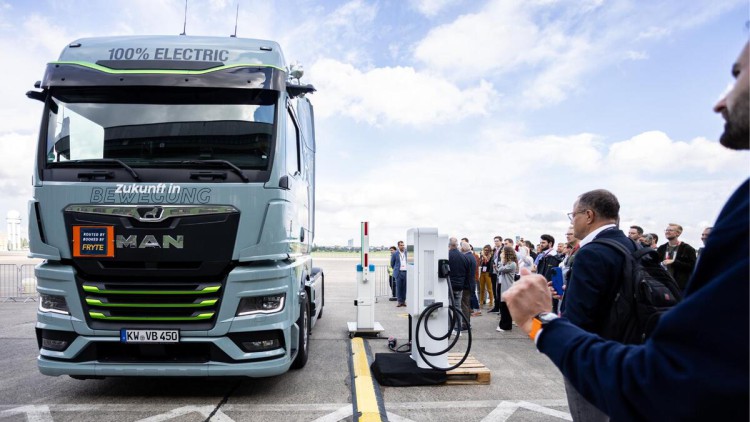 E-Lkw mit Ladestation auf der Intercharge Network Conference in Berlin Tempelhof