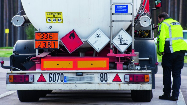 Lkw-Fahrer mit Gefahrgut werden regelmäßig kontrolliert