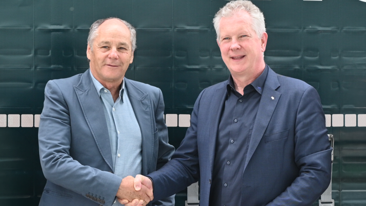 Handschlag zwischen Gerhard Berger (Hauptgesellschafter der Berger Fahrzeugtechnik) und Andreas Schmitz (Vorstandsvorsitzender der Schmitz Cargobull AG) von links