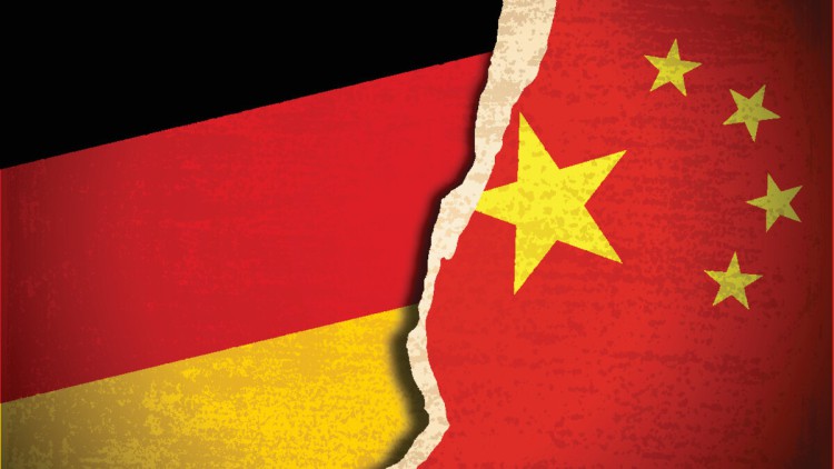 Ein Bruch verläuft zwischen einer Deutschland-Flagge und einer China-Fahne