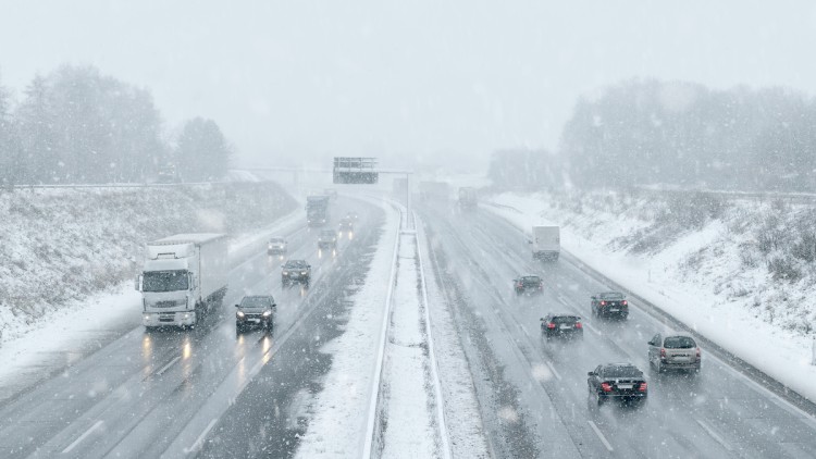 Befahrene Autobahn im Schnee