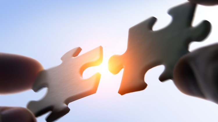 Zwei passende Puzzle-Teile werden zusammengesetzt