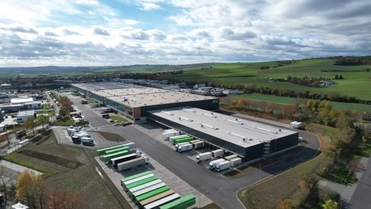 Die Gras Gruppe bündelt ab dem 16. März 2026 die operativen Stückgutprozesse in der Region Mittelrhein am Standort Polch. Auf dem Luftbild zu sehen ist das 6000 Quadratmeter große Umschlagdepot Um