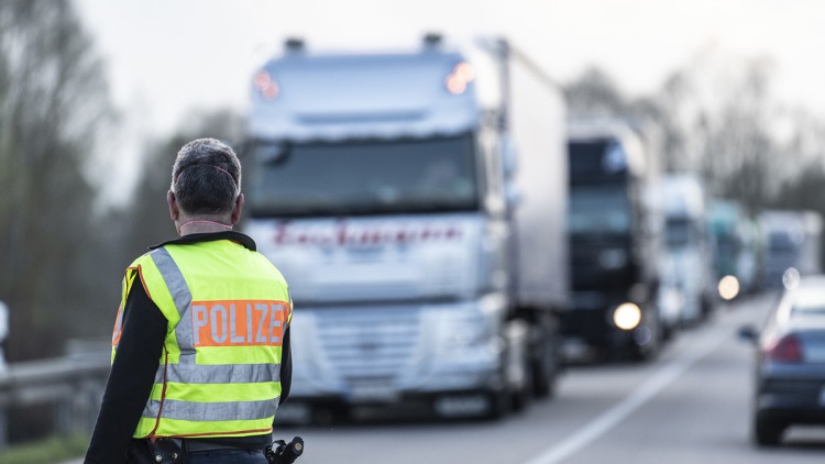 Grenzkontrolle Deutschland - Frankreich, Polizist, Lkw-Kontrolle