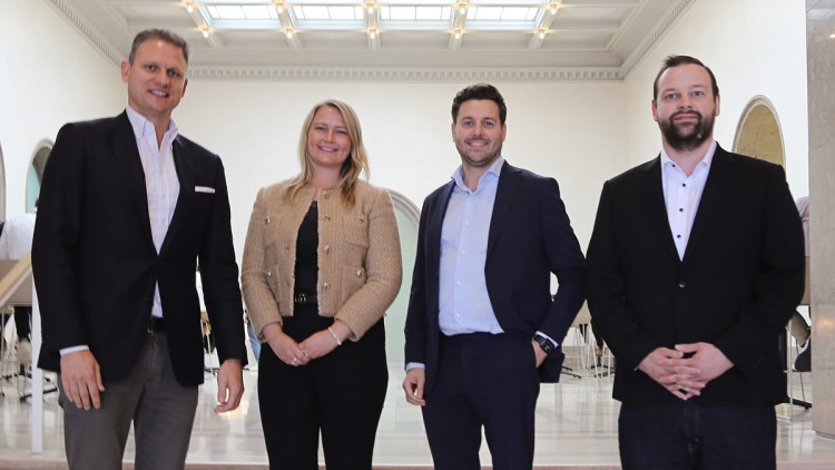 von links nach rechts): Simon Albrecht (Global Sea Freight Director bei Röhlig Logistics), Alina Wulf (Director Global Account Management bei Hapag-Lloyd),  Tom De Wilde (Senior Director Global Account Management bei Hapag-Lloyd), Sascha Munzert (National