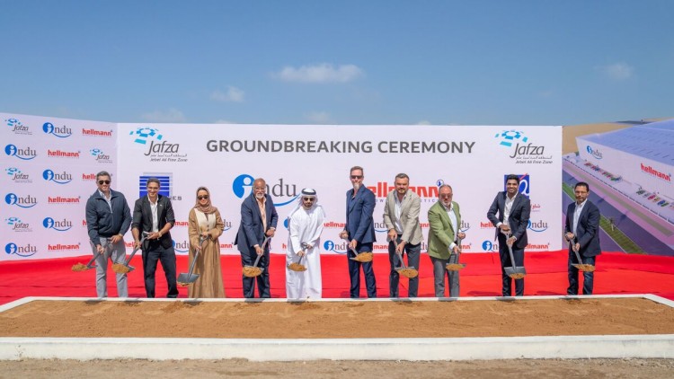 Vertreter*innen von Jafza, INDU und Hellmann Worldwide Logistics beim Spatenstich für den neuen Automotive-Logistikhub in Dubai 
