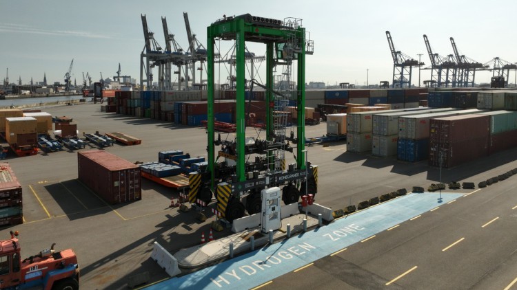 HHLA testet Wasserstoff-Van-Carrier am Container Terminal Tollerort