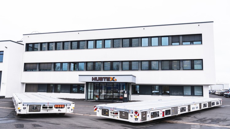 Schwerlast-Plattformtransporter SFX 40-SO auf dem Werksgelände von Hubtex
