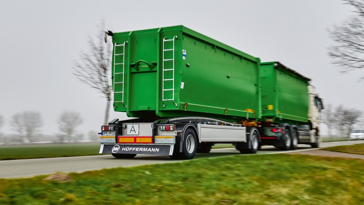 Der Multi-Carrier von Hüffermann ist eine bewährte Kombination aus Tieflader und Behälter-Transportanhänger