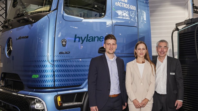 Das Hylane-Team Maximilian Draxler, Sara Schiff und Bernd Zens vor einem eActros 600