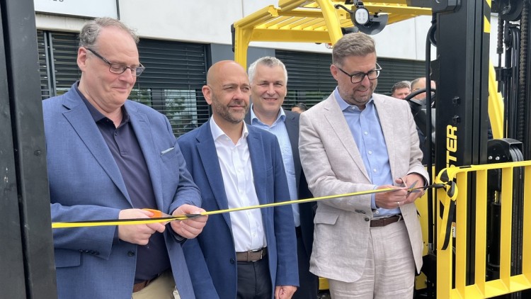 Einweihung Experience Center Hyster-Yale Männer durchschneiden Band