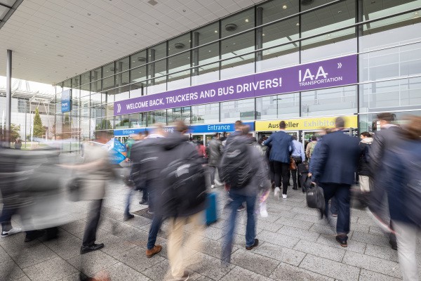 Menschen strömen auf die IAA