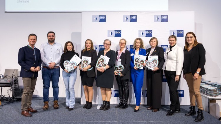 : Über 50 Fachkräfte mit ausländischen Wurzeln nahmen an der IHK-Anerkennungsfeier in der IHK-Akademie München am 14. November 2025 teil. Hier im Bild stellvertretend die erfolgreichen Antragstellerinnen für Kaufmännische Berufe aus der Landeshauptstadt M