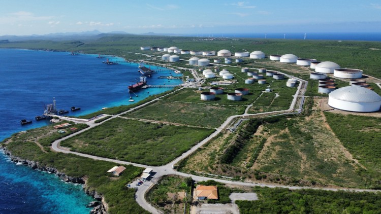 Luftaufnahme des Hafens von Bullenbaai, Curaçaos wichtigstes Tiefwasser-Ölterminal