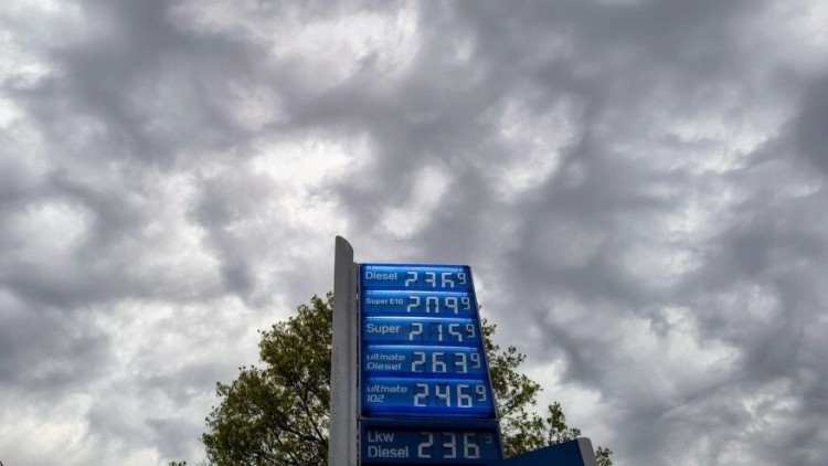 Tankstellenpreise vor bewölktem Himmel