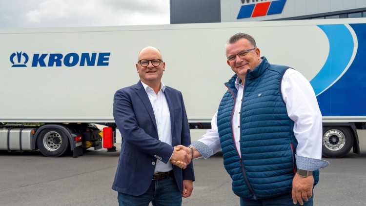 Winkler Krone Geschäftsführung schütteln sich vor Lkw von Krone die Hand und lächeln in die Kamera