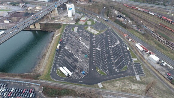 Neuer digitaler LKW-Parkplatz im Duisburger Hafen