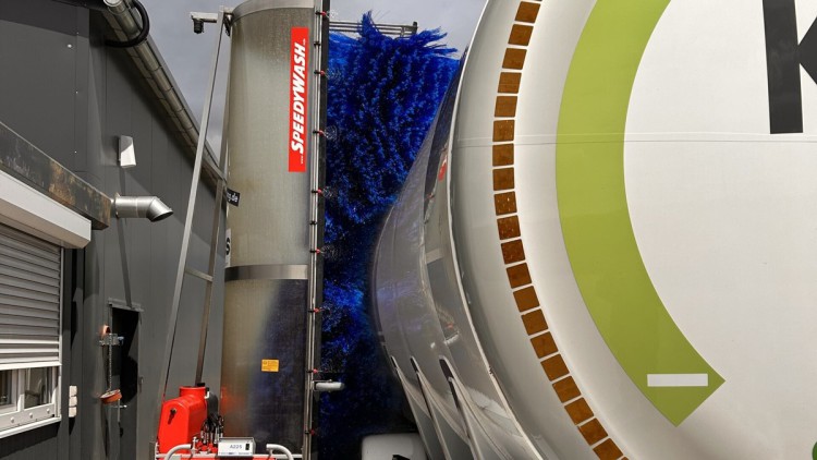 Speedy Wash Bürstenwaschanlage wäscht Tankfahrzeug