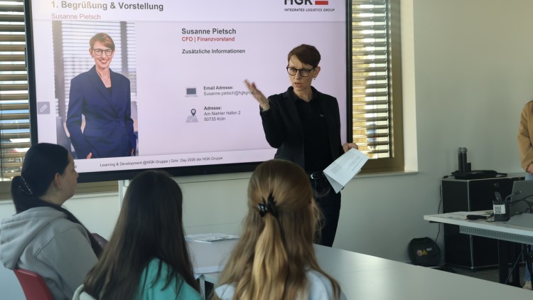 CFO der HGK Susanne Pietsch redet vor den Mädchen am Girls' Day in Köln