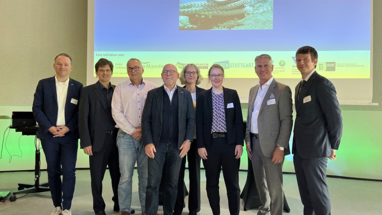 Mario Klein, BWIHK-Federführung Verkehr, Carsten Strähle, Hafen Stuttgart, Thorge Clever, Spedition Kübler, Winfried Hermann, Minister für Verkehr BW, Johanna Reek, WSA Neckar, Meike Eilts, Generaldirektion Wasserstraßen und Schifffahrt, Martin Scholpp, S
