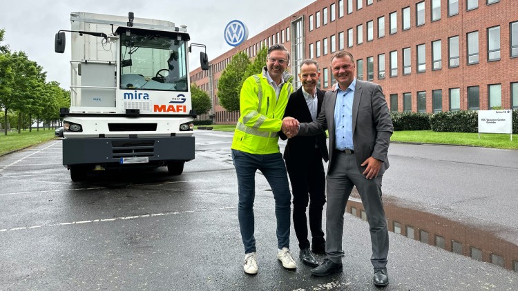 Volkswagen erprobt erstmals ferngesteuerte Lkw auf Hessens Straßen
