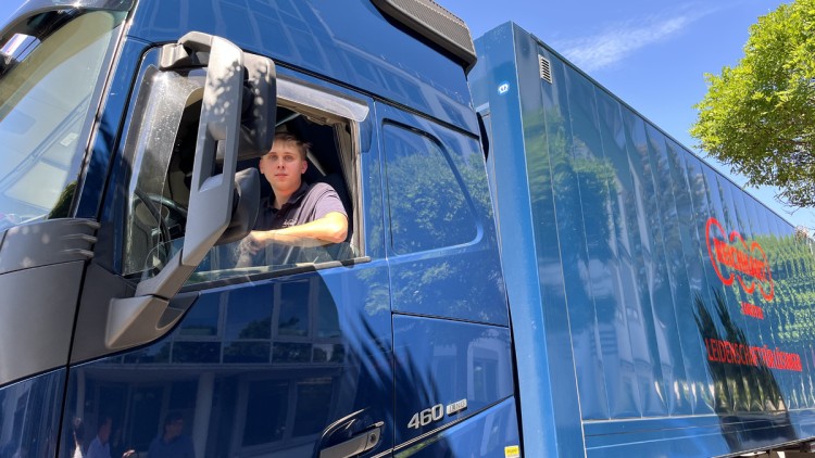Der 23-jährige Gyözö Bodrits im Lkw: Er kommuniziert persönliche Anliegen im Fahrerrat bei Reichhart Logistik