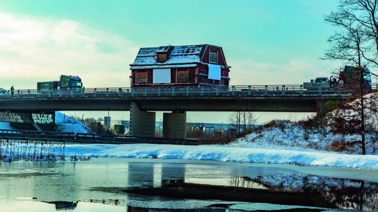 Ein Haus auf Transportwegen