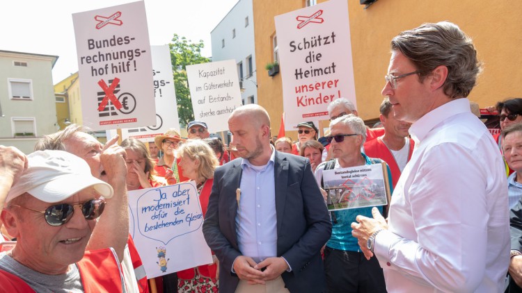 Proteste gegen die geplante Bahntrasse