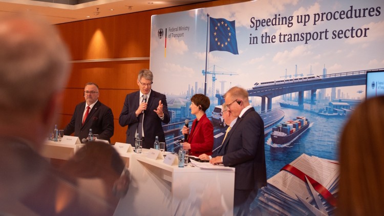 Verkehrsminister Schnieder auf dem ITF 2026