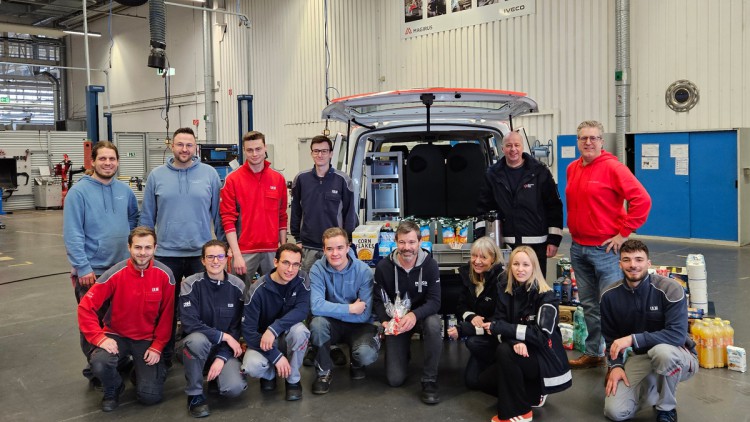 Studierende bei der Iveco Group optimieren DRK-Kältebus der Tafel Ulm