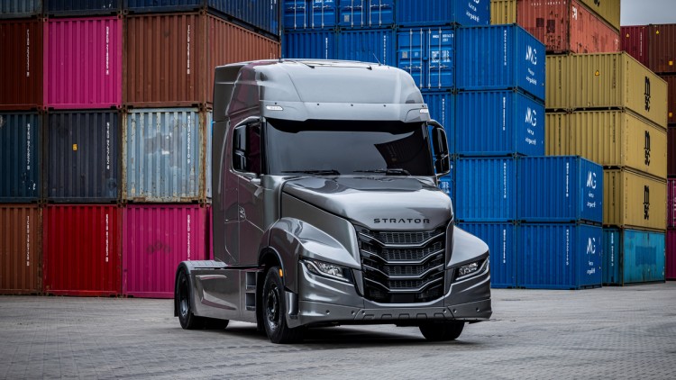 Der neue Iveco Strator steht als Solo-Sattelzugmaschine in einem Containerpark