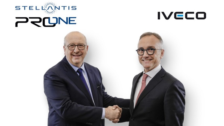 Jean Philippe Imparato, Chief Operating Officer von Stellantis für Enlarged Europe und Luca Sra, Präsident der Truck Business Unit bei der Iveco Group schütteln sich die Hand unter den Firmenlogos