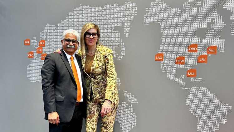 Kothari Shailendar, Geschäftsführer der Jettainer Americas Inc, mit Kirsten De Bruijn, Executive Vice-President Cargo WestJet, bei der air cargo europe in München. 