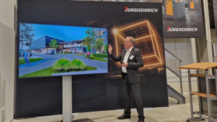 Richard Brandstetter präsentiert in Moosburg die Pläne für das neue Jungheinrich Experience Center