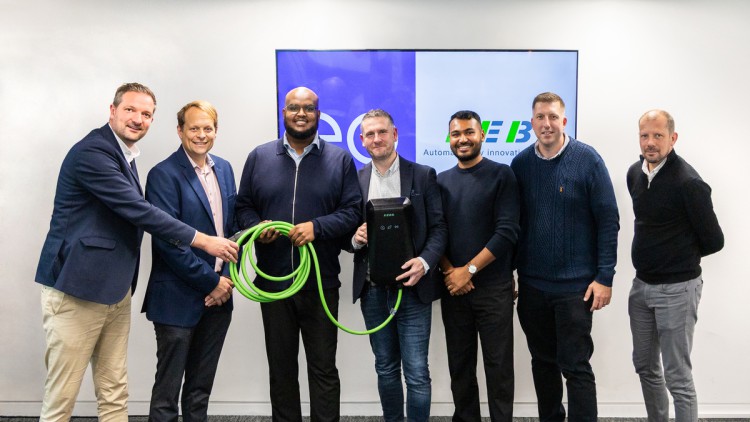 KEBA and EO feiern die Partnerschaft: Von links: Mathias Knauer (Director Market eMobility, KEBA), Richard Earl (R&D Director, EO), Mohoumud Ismail (Fleet Sales Director, EO), Darren Gardner (Country Manager UK, KEBA), Sam Arabastani (Senior Product Manag