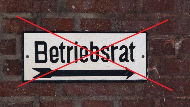 Ein Schild mit der Aufschrift "Kein Betriebsrat" ist durchgestrichen