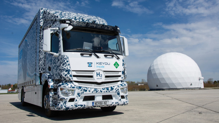 Der Actros ist ihm noch anzusehen – sein Antrieb aber nicht. Dieser Lkw fährt mit H2-Verbrenner.