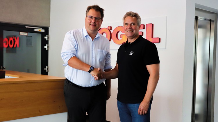 Thore Bakker, CSO Kögel Trailer (links) und Oliver Bange, VP Central Region, TIP Trailer Services (rechts)