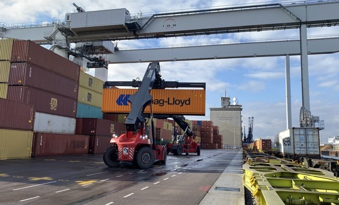 Kombiverkehr Intermodal-Zug wird beladen