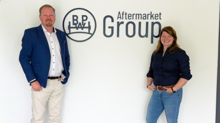 Peter Svensson, CEO der BPW Aftermarket Group, und Julia Stahl-Behrens, Head of Parts bei KRONE Trailer, freuen sich auf die neue Partnerschaft