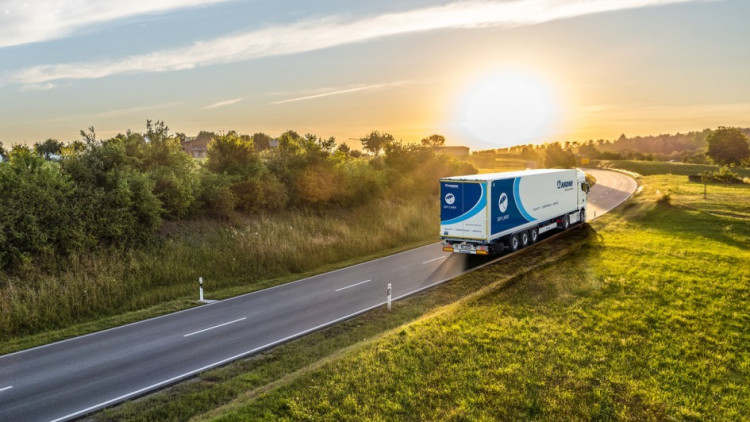 Krone Lkw-Trailer fährt in den Sonnenuntergang